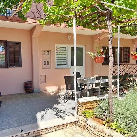 Lägenhet Nino In Pula